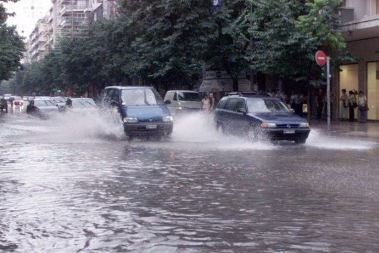 Внимание, туристи: Порои удавиха Солун нощес, пътищата под вода! ВИДЕО