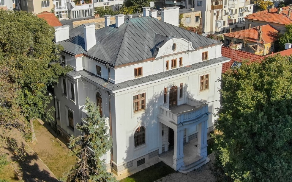 Продават къща в центъра на Варна на цена колкото замък във Франция СНИМКИ