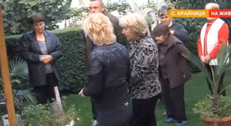 Нов ужас за кметицата, заплашвана с писма от Крайници СНИМКИ