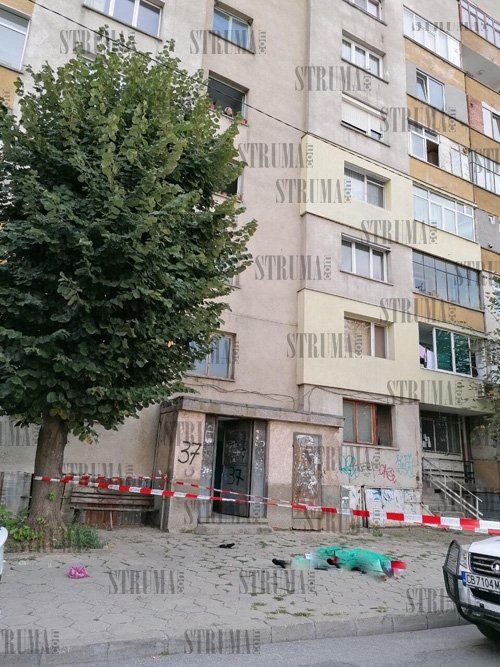 Мистерия в смъртта на полуголия мъж, полетял от блок в Благоевград СНИМКИ 18+