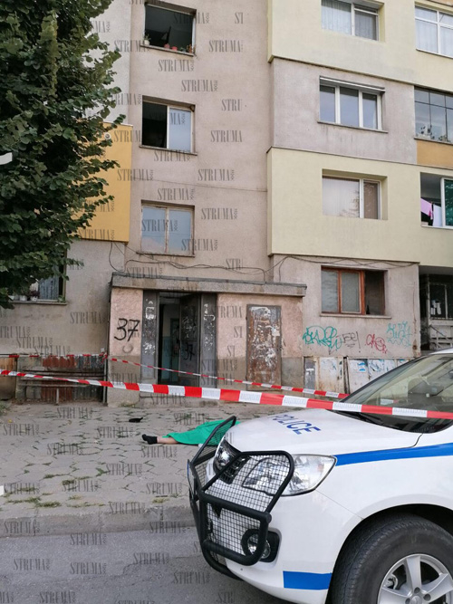 Мистерия в смъртта на полуголия мъж, полетял от блок в Благоевград СНИМКИ 18+