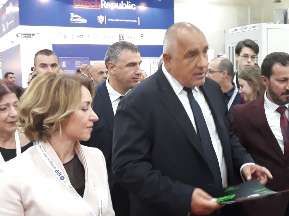 Жена предложи нещо необичайно на премиера, а той се съгласи! СНИМКИ