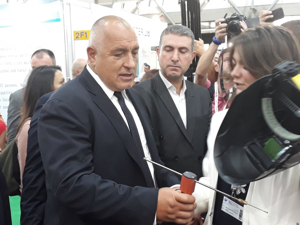 Жена предложи нещо необичайно на премиера, а той се съгласи! СНИМКИ