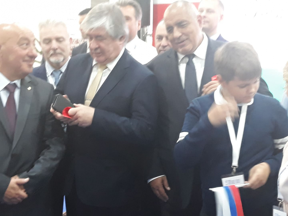 Жена предложи нещо необичайно на премиера, а той се съгласи! СНИМКИ