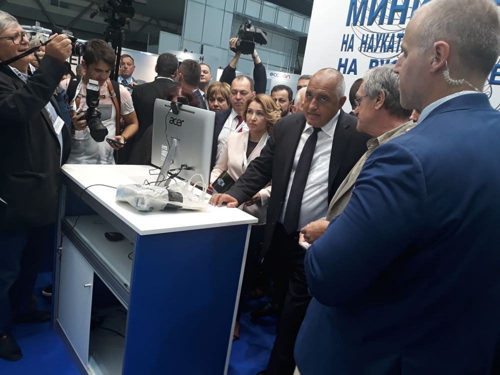 Жена предложи нещо необичайно на премиера, а той се съгласи! СНИМКИ