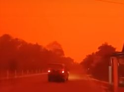 Ето защо небе над Индонезия стана кървавочервено ВИДЕО