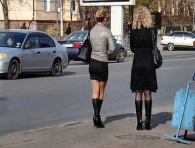 Жените стоят с кръстосани крака, защото...