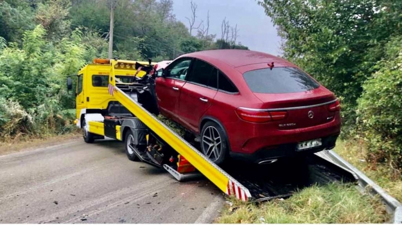 Зрелищни СНИМКИ: Скъпарски Мерцедес се заби в автовоз в Северозапада 
