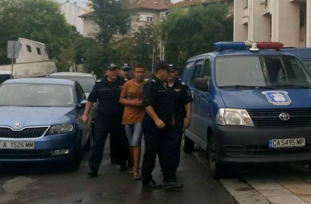 Майката на момчето, убило 11-годишната Никол в асансьор: Измъчва се, горкичкият