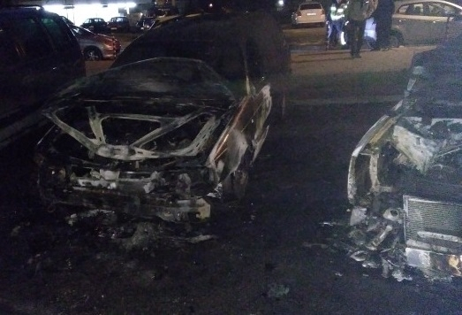 Коли горяха и във Враца: Опожариха автомобили на семейство