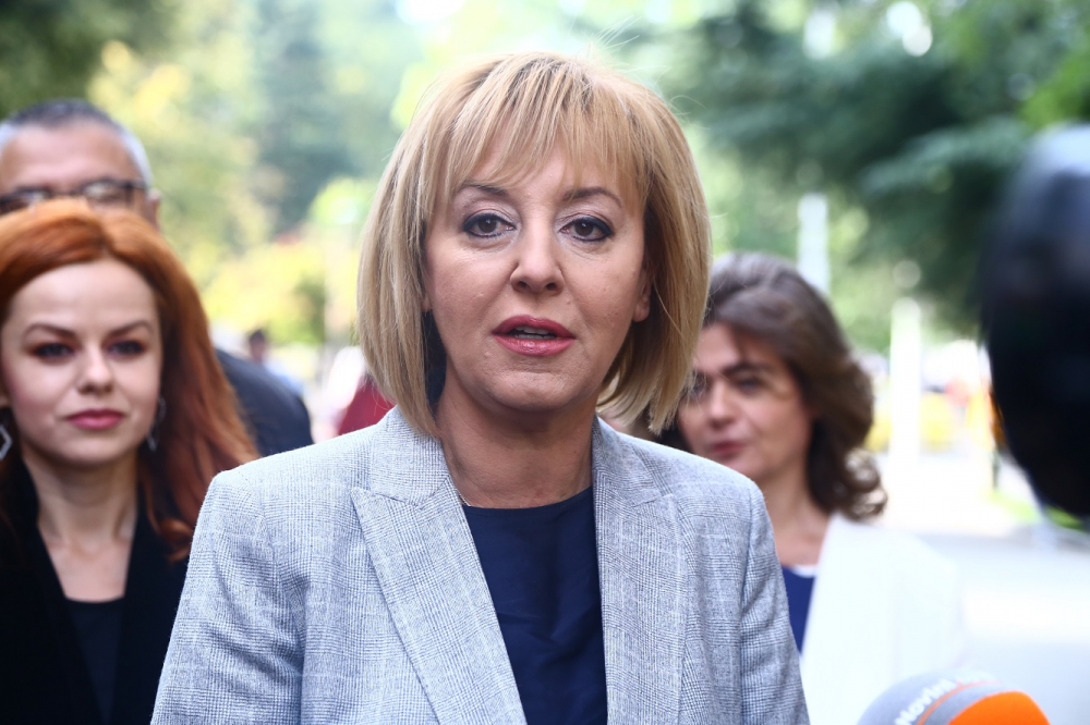 Манолова отсвири Слави заради ДБ и харвардците