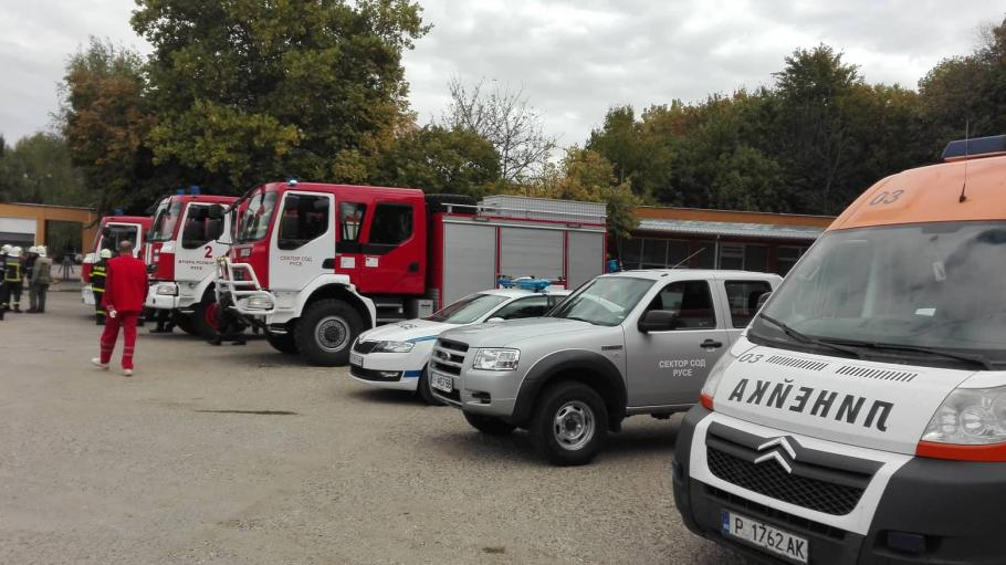 Взрив във Ветово близо до общината СНИМКИ