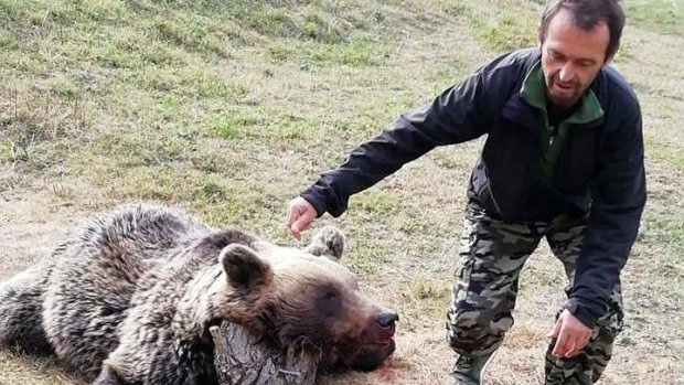 Брутално убийство в Родопите! Мъж се снима с трупа на... СНИМКИ 18+