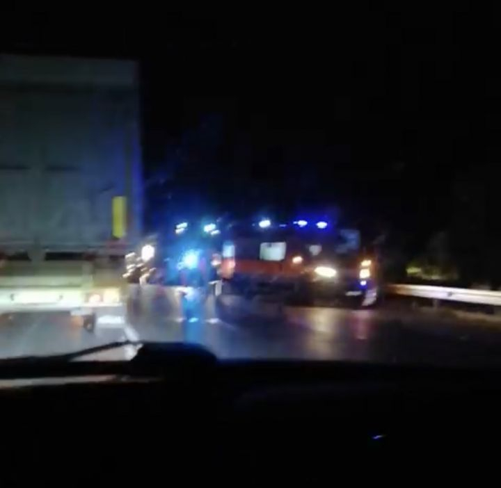 Извънредно! Тежка катастрофа на пътя Русе-Разград, пожарникари вадят...