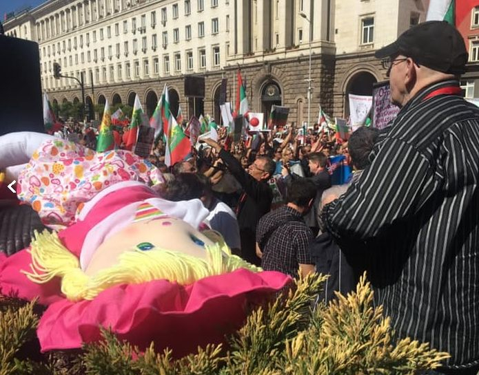 Протест на родители блокира центъра на София