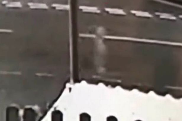 Призрак: Мъглив силует се появява от улична лампа ВИДЕО