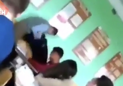 Скандално ВИДЕО 18+ Учител преби ученик по време на урок 