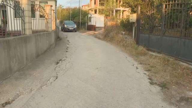 Абсурд! Над 100 семейства във Варна нямат достъп до линейка, полиция и такси заради...