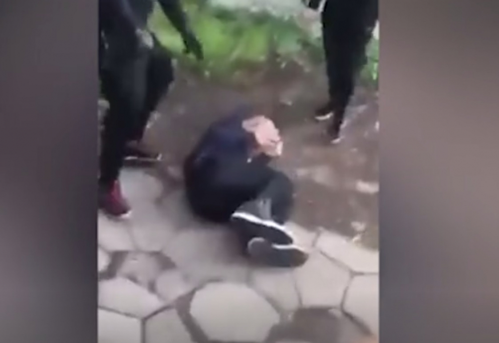 Брутално ВИДЕО от София: "Полицаи под прикритие" пребиват като куче момче