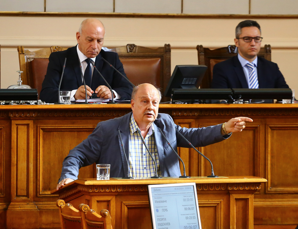 Буря в парламента заради декларация по повод 30 години демокрация в България!