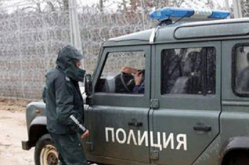 Закопчаха трима нашенци да прекарват бежанци през гръцката граница