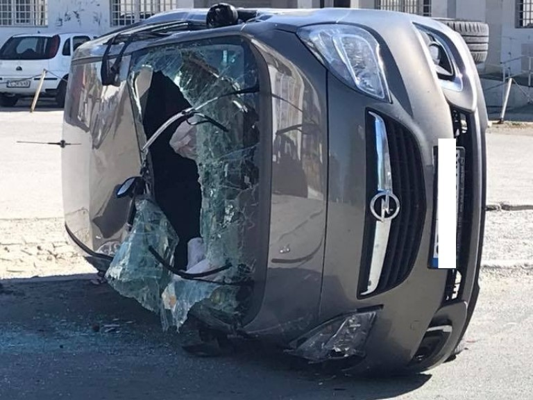 Кошмар край Царево: Опел се обърна, 20-годишен е в кома СНИМКА
