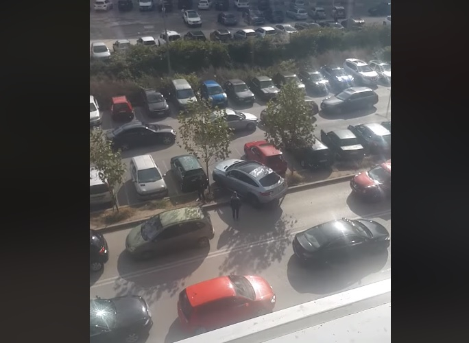 Ама това е жена! Ето как се излиза от затапен паркинг ВИДЕО 