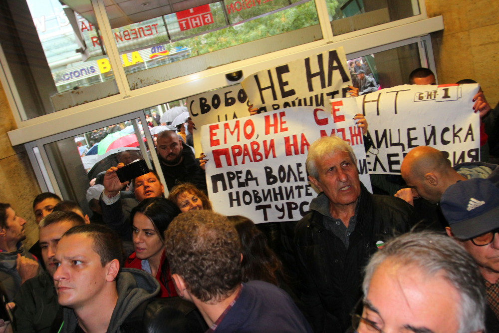 "Атака": БНТ се гаври 5 часа с 1000 българи