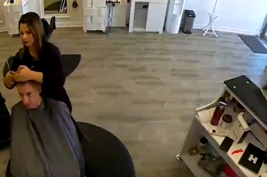 В този фризьорски салон никога не са предполагали, че ще имат такъв клиент ВИДЕО