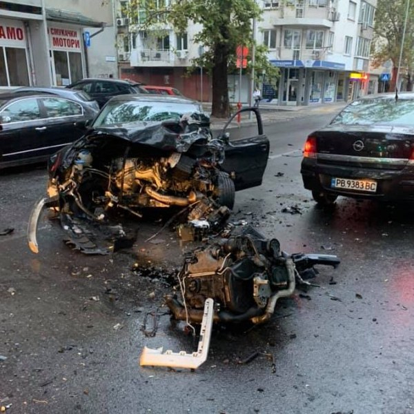 Страшно меле между кола и автобус в Пловдив, навсякъде се търкалят части СНИМКИ 