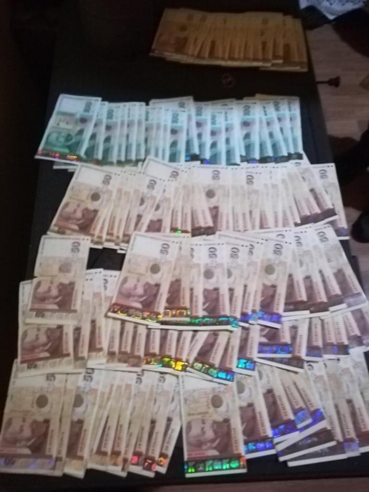 Първо в БЛИЦ! Уникални СНИМКИ на ромските барони, закопчани при акцията във Ветово и палатите им