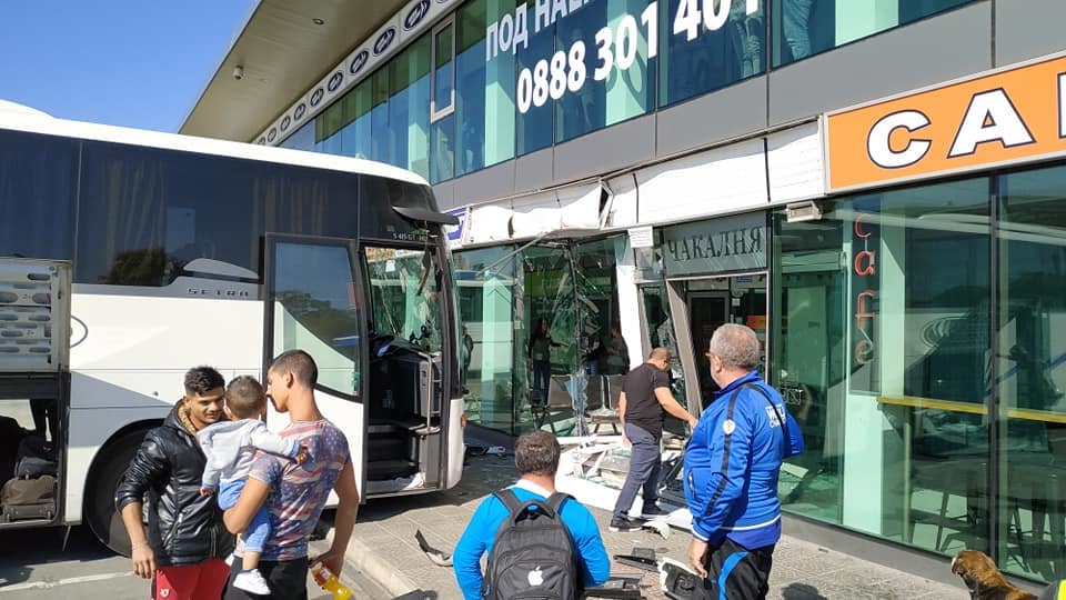 Извънредно! Автобус се вряза в Автогара "Сердика" в София СНИМКИ