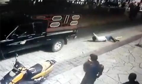 Кмет не оправи пътищата и го влачиха като куче с кола ВИДЕО 18+