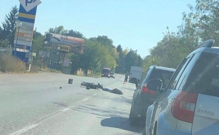 Моторист на възраст бере душа, пометен от микробус