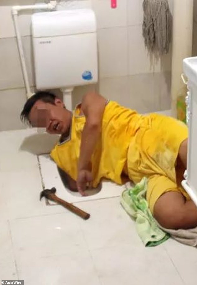 Гладен китаец се заклещи в тоалетната, преследвайки обяда си ВИДЕО 