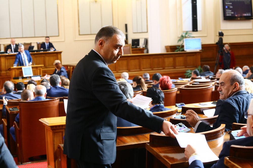 Парламентът ще заседава извънредно на 12 ноември