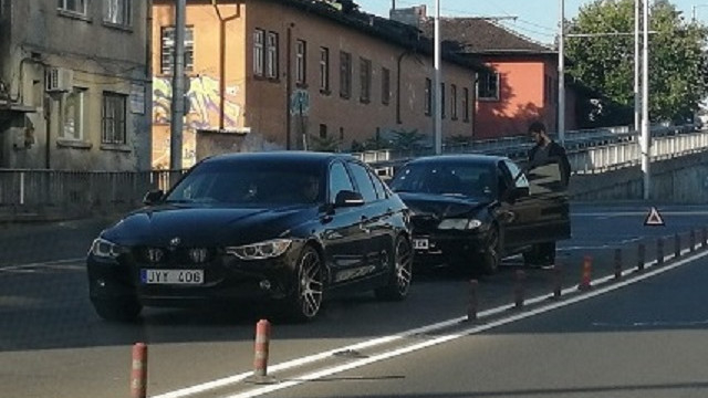 Две лъскави БМВ-та се помляха в Пловдив СНИМКИ