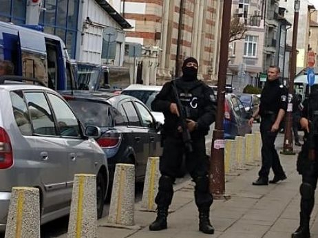 Маскирани ченгета с автомати окупираха съда заради опасен пандизчия СНИМКА