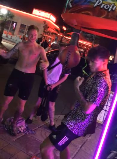 Безумно ВИДЕО 18+ с фиркани и полуголи мъже от Слънчев бряг потресе мрежата