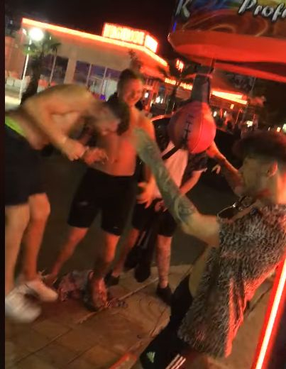 Безумно ВИДЕО 18+ с фиркани и полуголи мъже от Слънчев бряг потресе мрежата