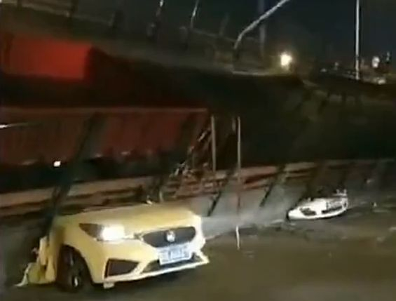 Страшно ВИДЕО: Мост се срути и...