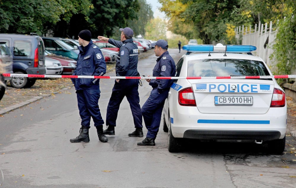 По гащи и гол баджак: Лъсна пикантно разкритие от екшъна в Бургас
