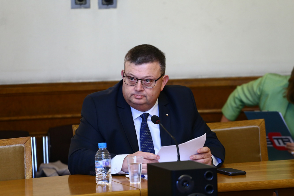 Цацаров с извънредно разпореждане за взрива и пожара в „Пирогов“