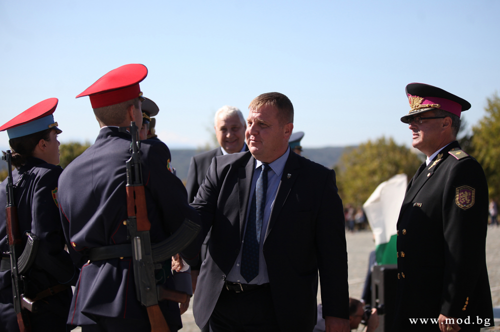 Каракачанов се закани: Хвърлям българската армия, ако...