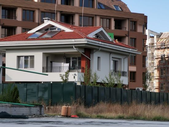 Възраждане: Обитава ли зам-кмета на София Тодор Чобанов незаконна къща и с какви средства я е построил?