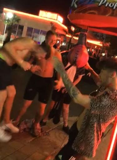 Безумно ВИДЕО 18+ с фиркани и полуголи мъже от Слънчев бряг потресе мрежата
