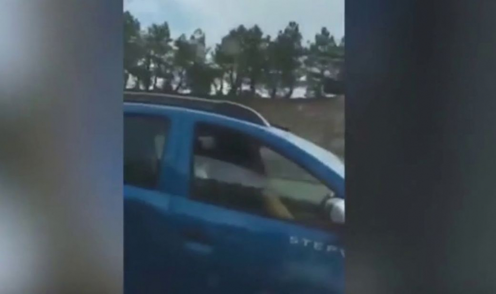 Двойка прави див секс в Дачия в движение и си изпати жестоко ВИДЕО