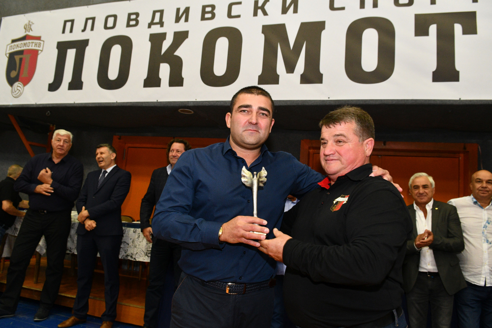 Здравко Димитров с приз от Българската федерация по борба