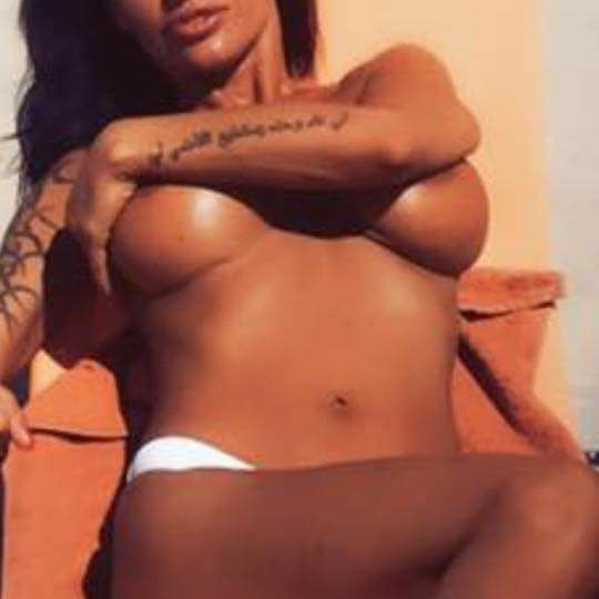 Сексбомба атакува минипарламента в Перник СНИМКИ 18+