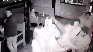 Убиха диджей с удар с нож в сърцето пред обектива на камера ВИДЕО 18+